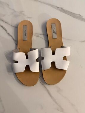 Steve Madden “H” sandals / flipflops. 🤍